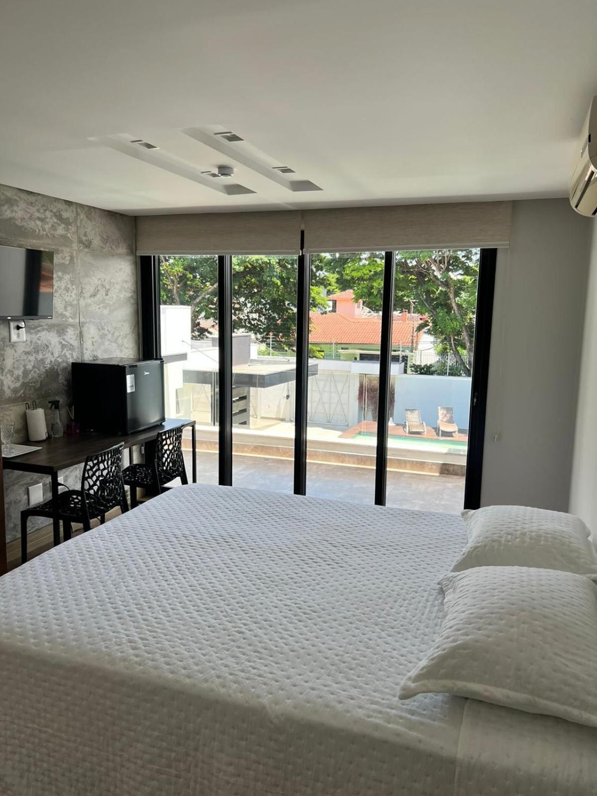 Queen Suite with Pool View