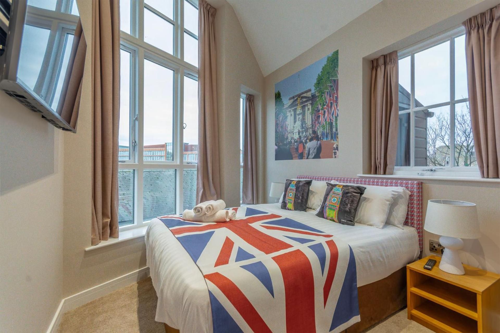 Three-Bedroom Apartment - London Suite