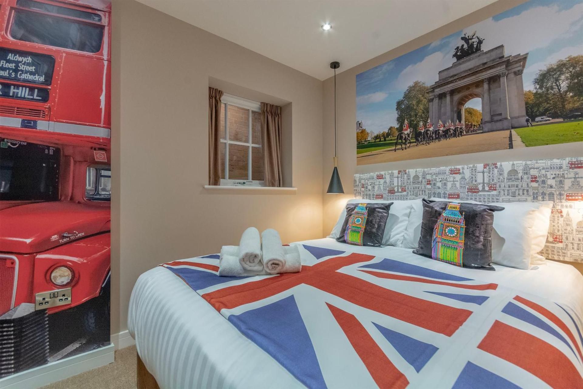 Three-Bedroom Apartment - London Suite
