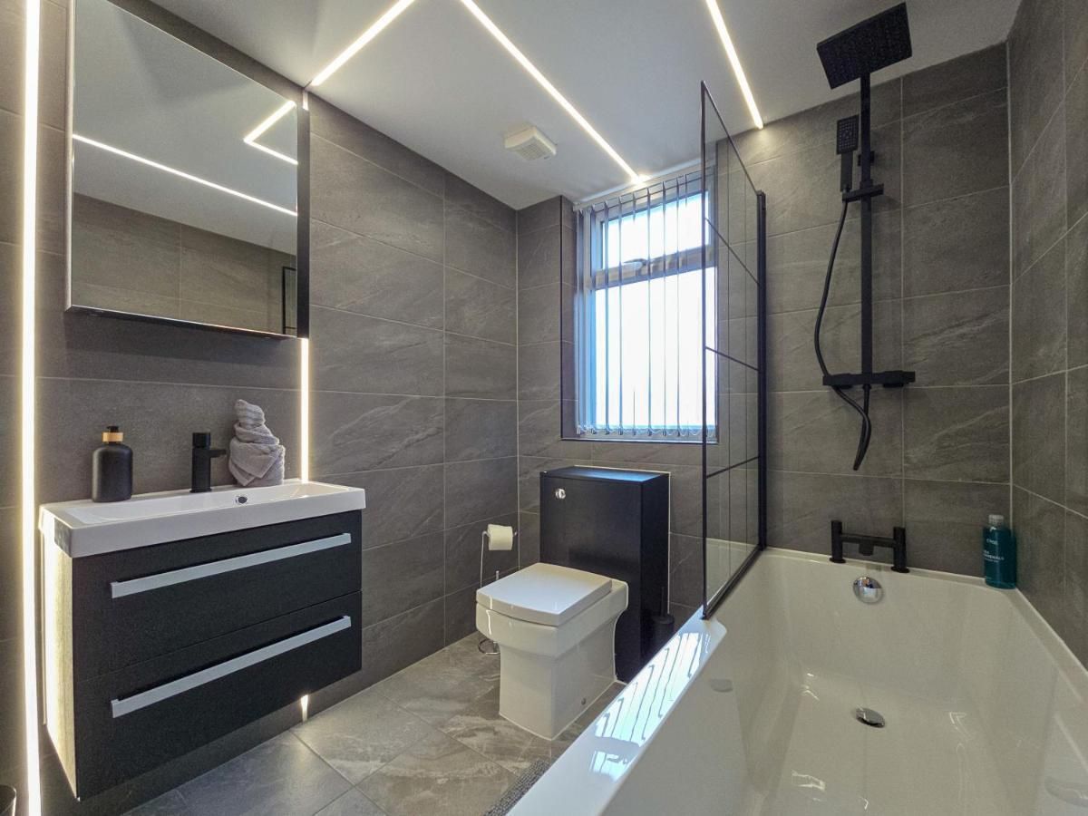 First Floor-Free Parking--Deluxe-Apartment-Private Bathroom