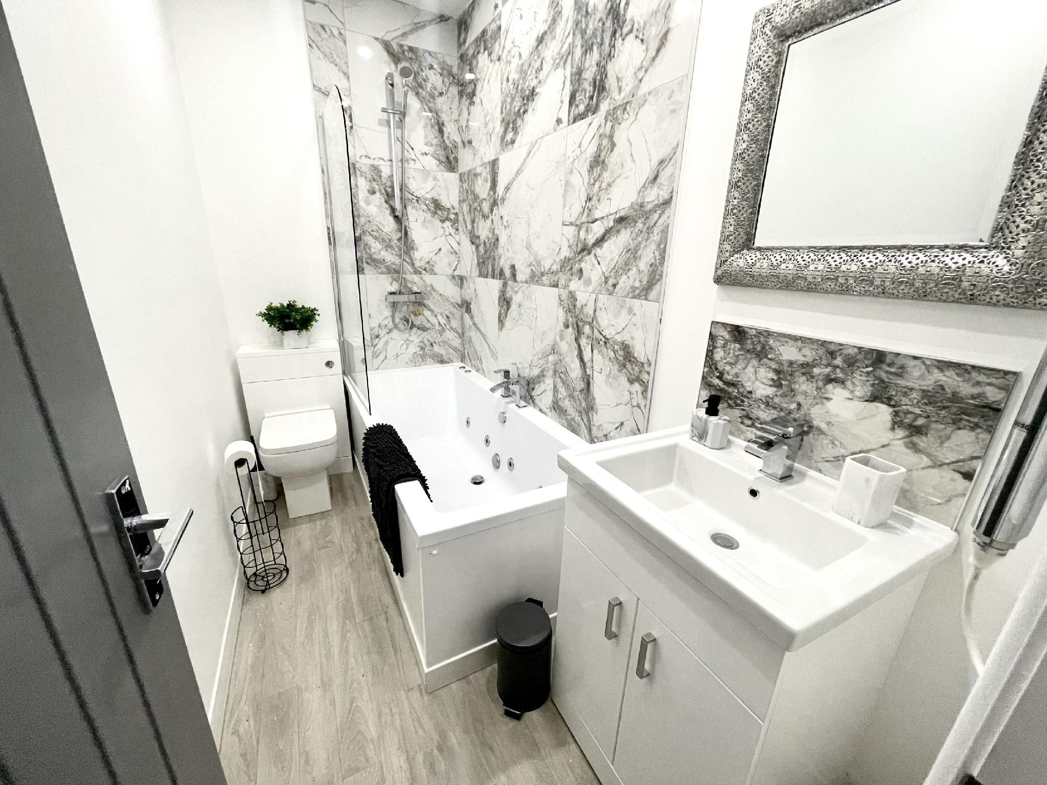 Standard-Suite-Private Bathroom-Suite