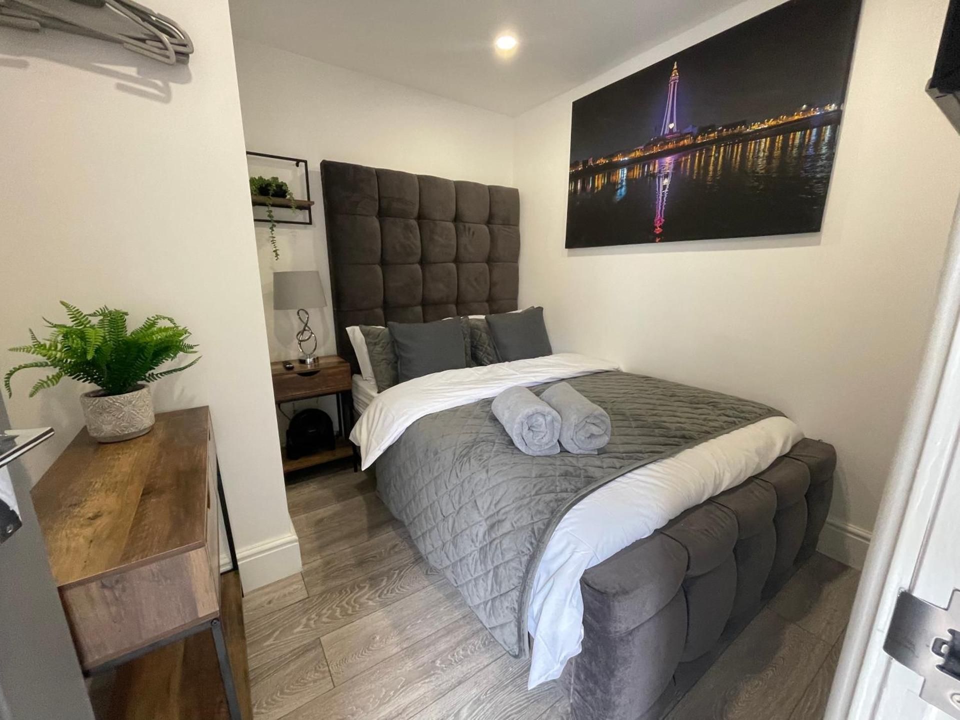 delux suite with spa bathroom and hot tub garden