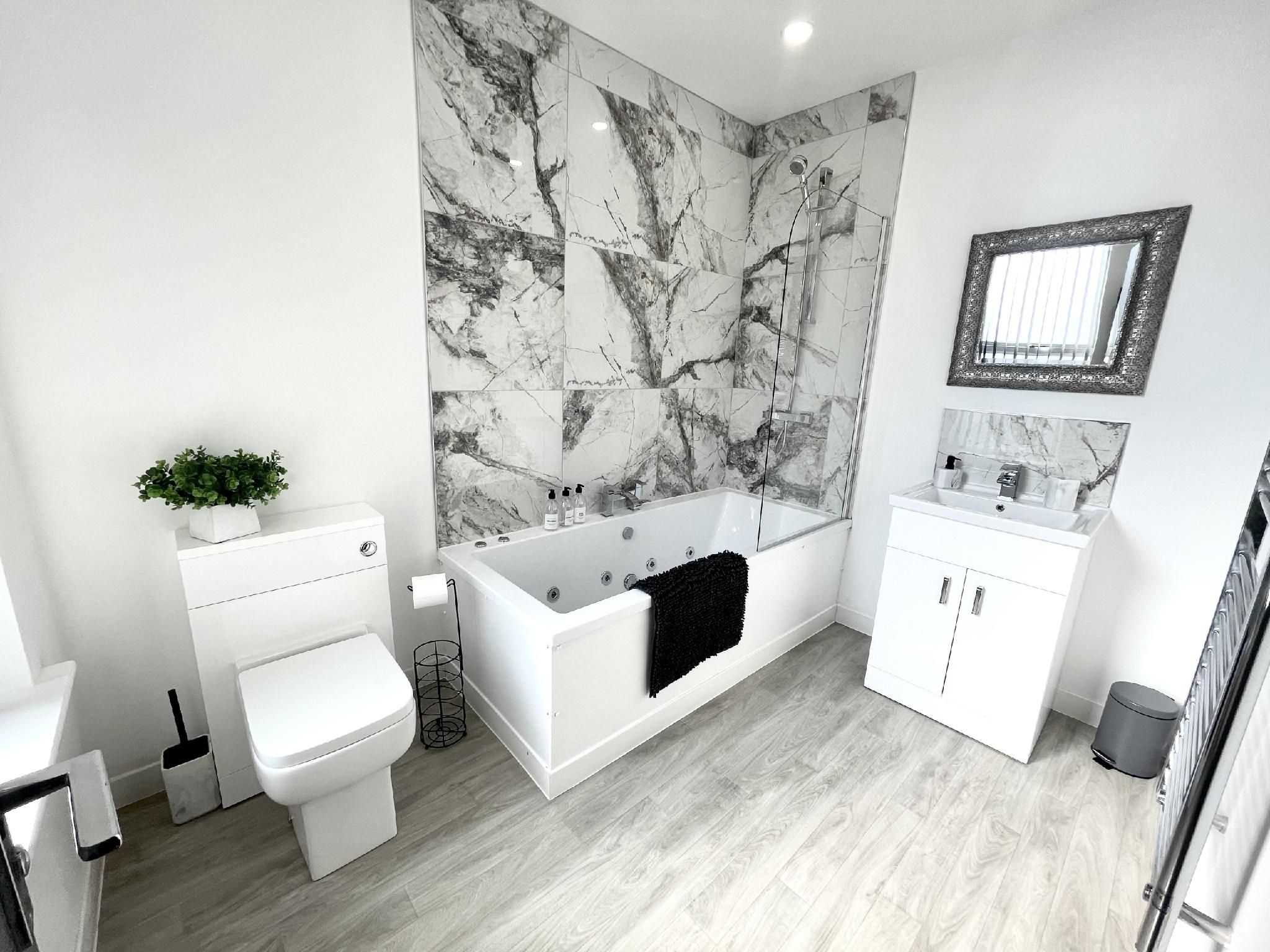 Superior-Suite-Private Bathroom-Spa Bath