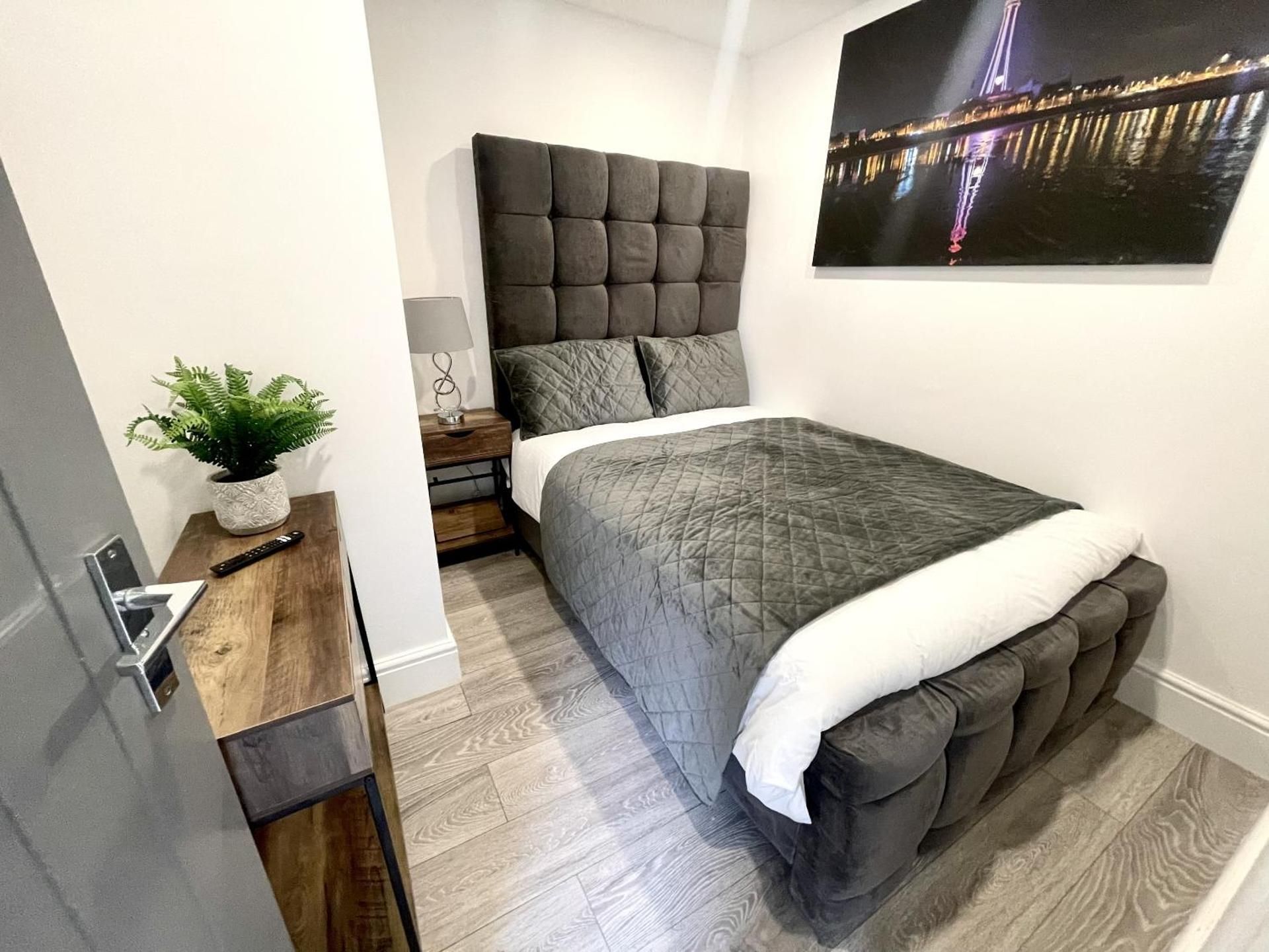 delux suite with spa bathroom and hot tub garden