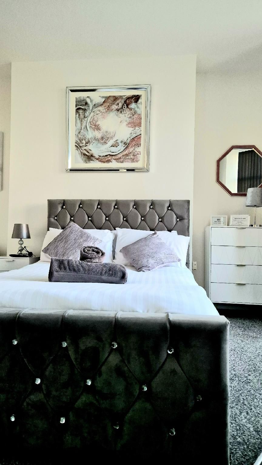 Studio-Deluxe-Ensuite with Shower-Street View