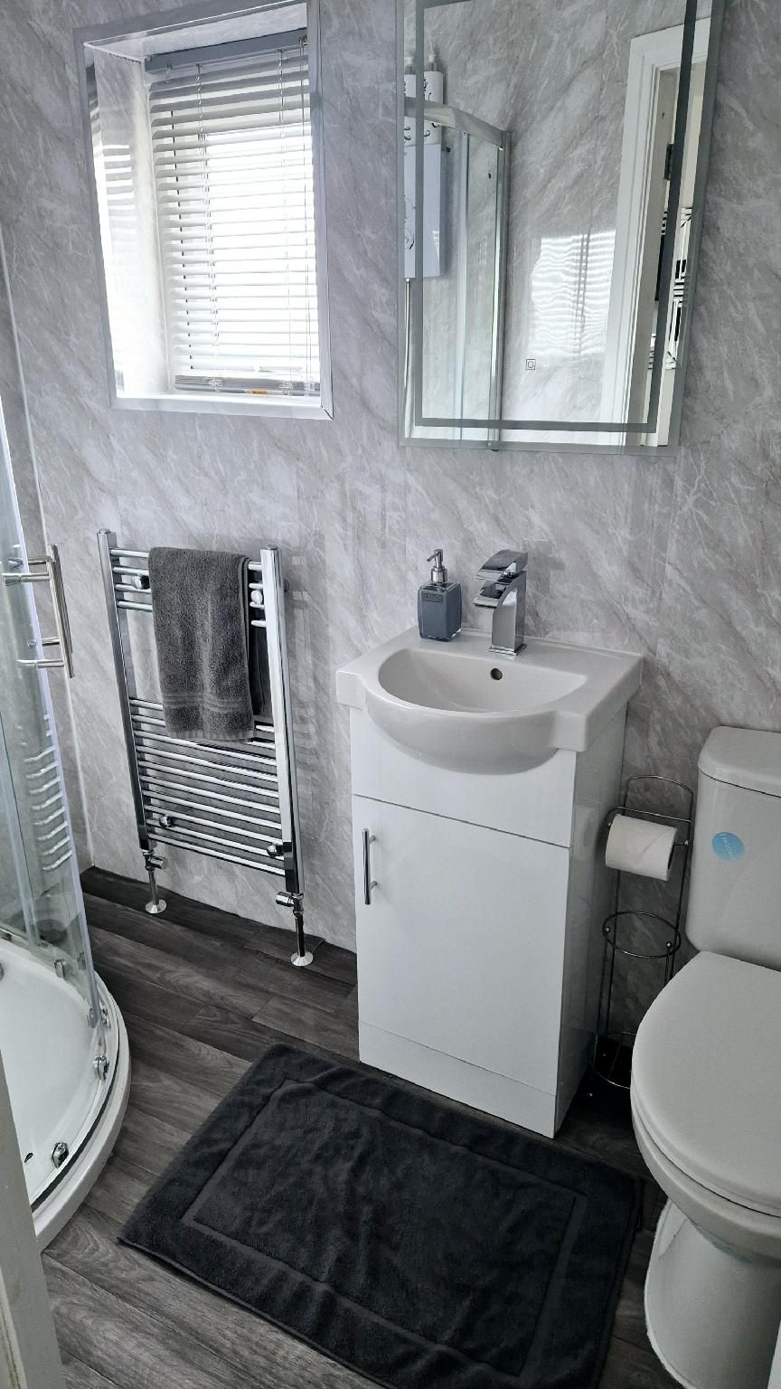 Deluxe-Apartment-Ensuite with Shower-Street View