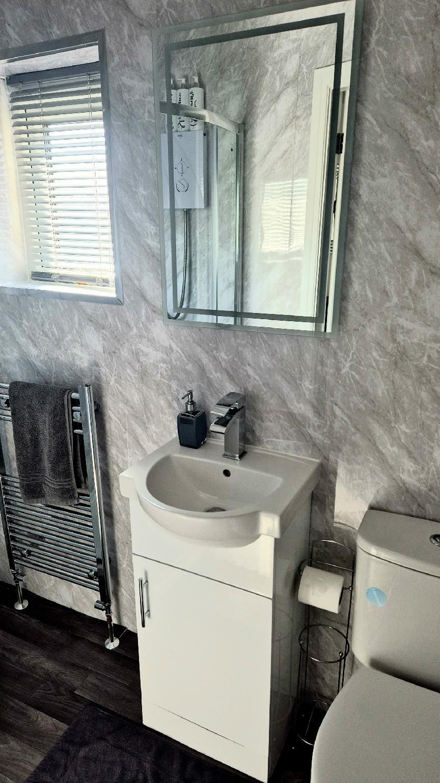 apartment-deluxe-ensuite with shower