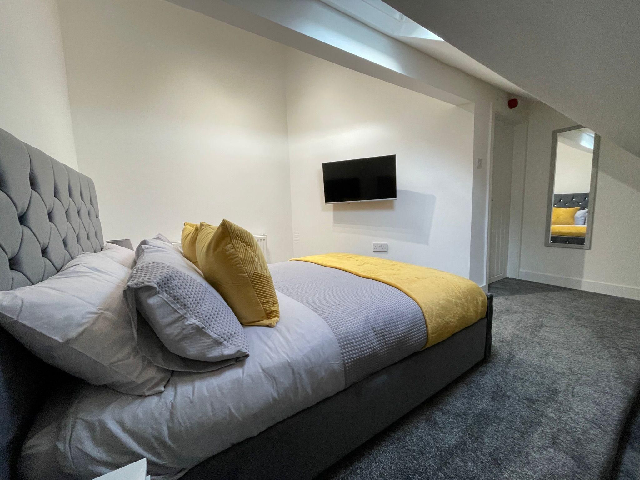 Apartment-Deluxe-Ensuite with Bath-Street View