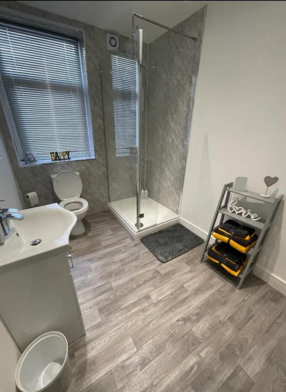 Apartment with Shower