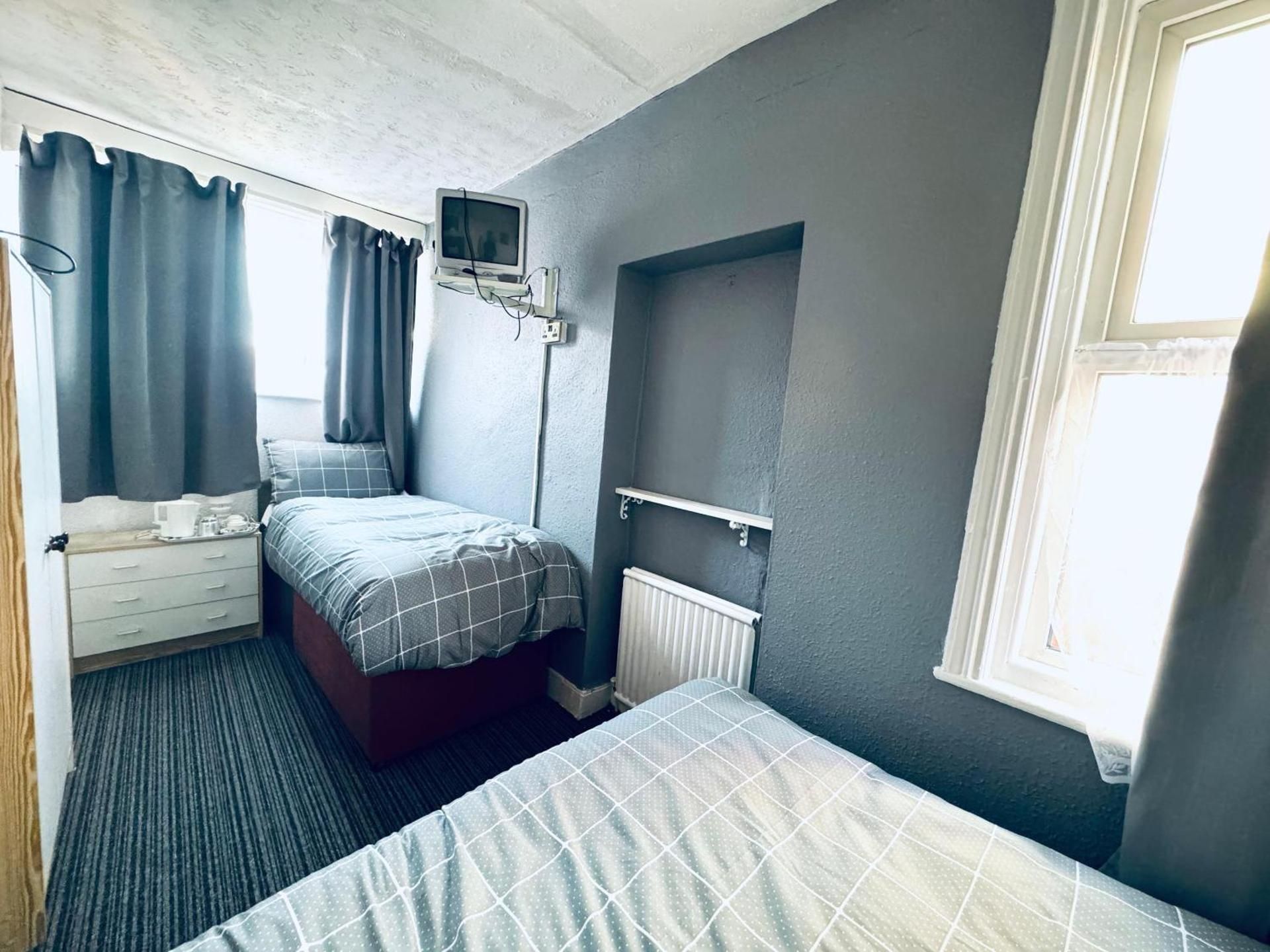 Lynalan Hotel Double or Twin Room with Private Bathroom