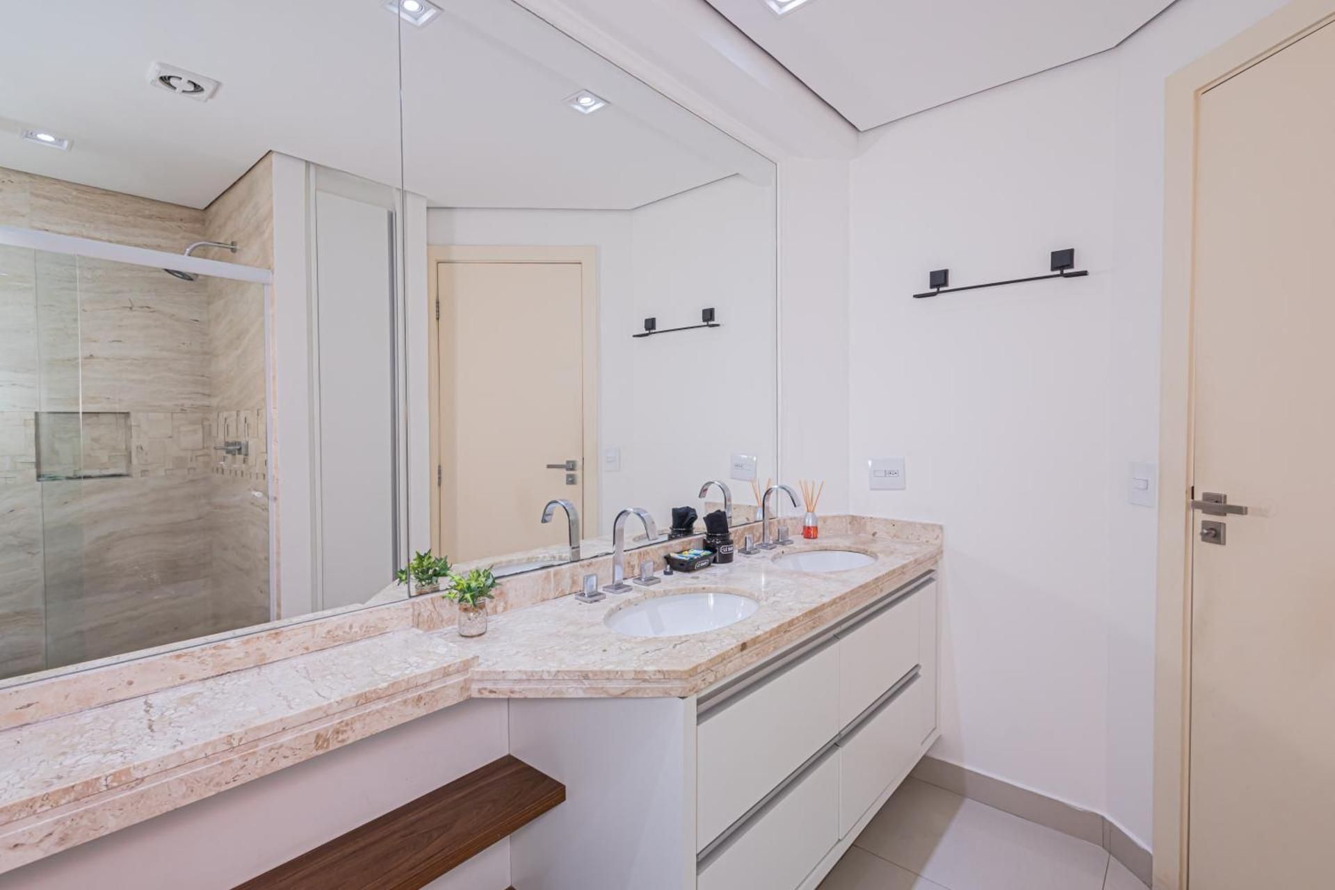 Deluxe One-Bedroom Apartment