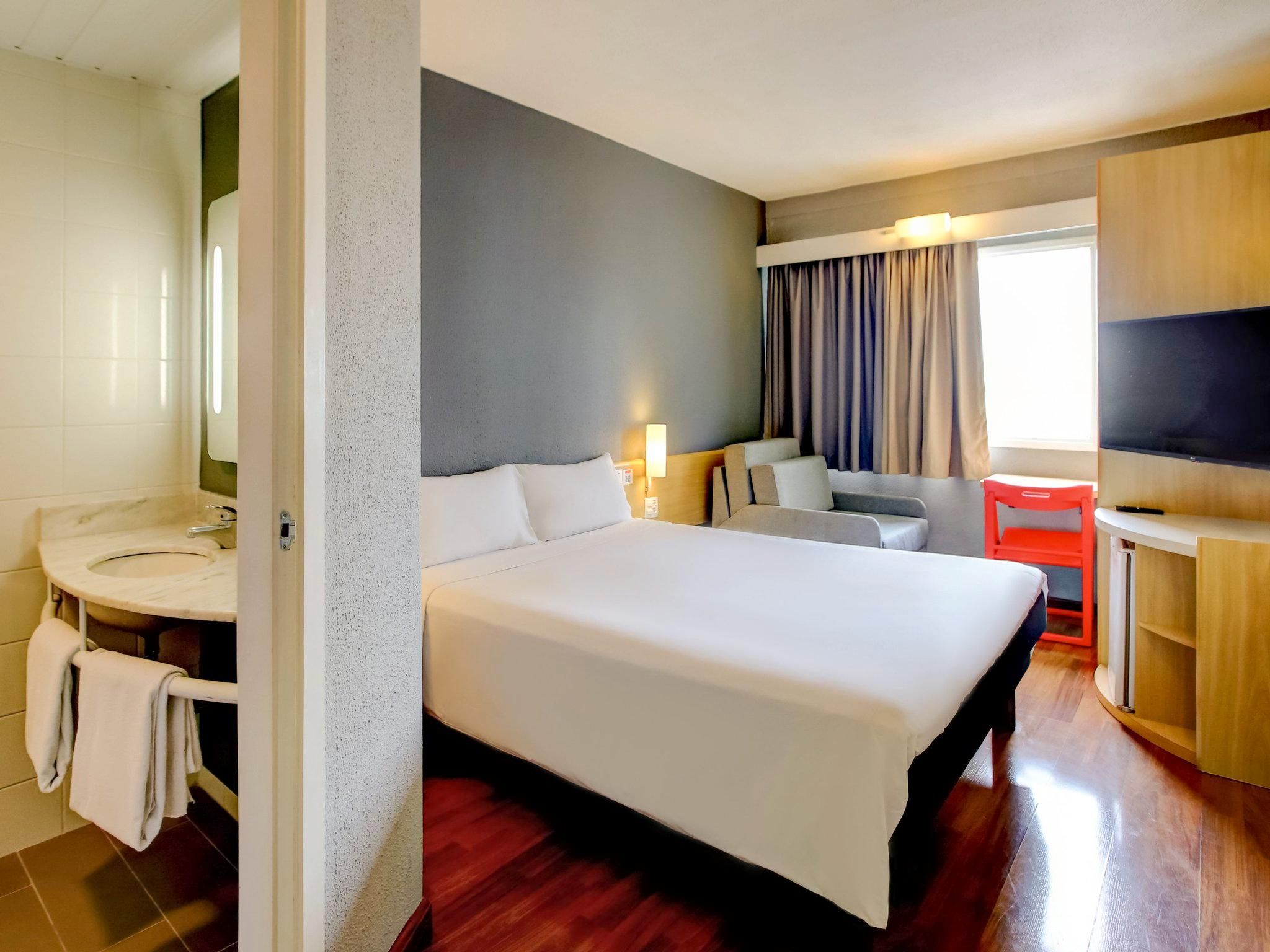 1 double bed + 1 extra bed for children