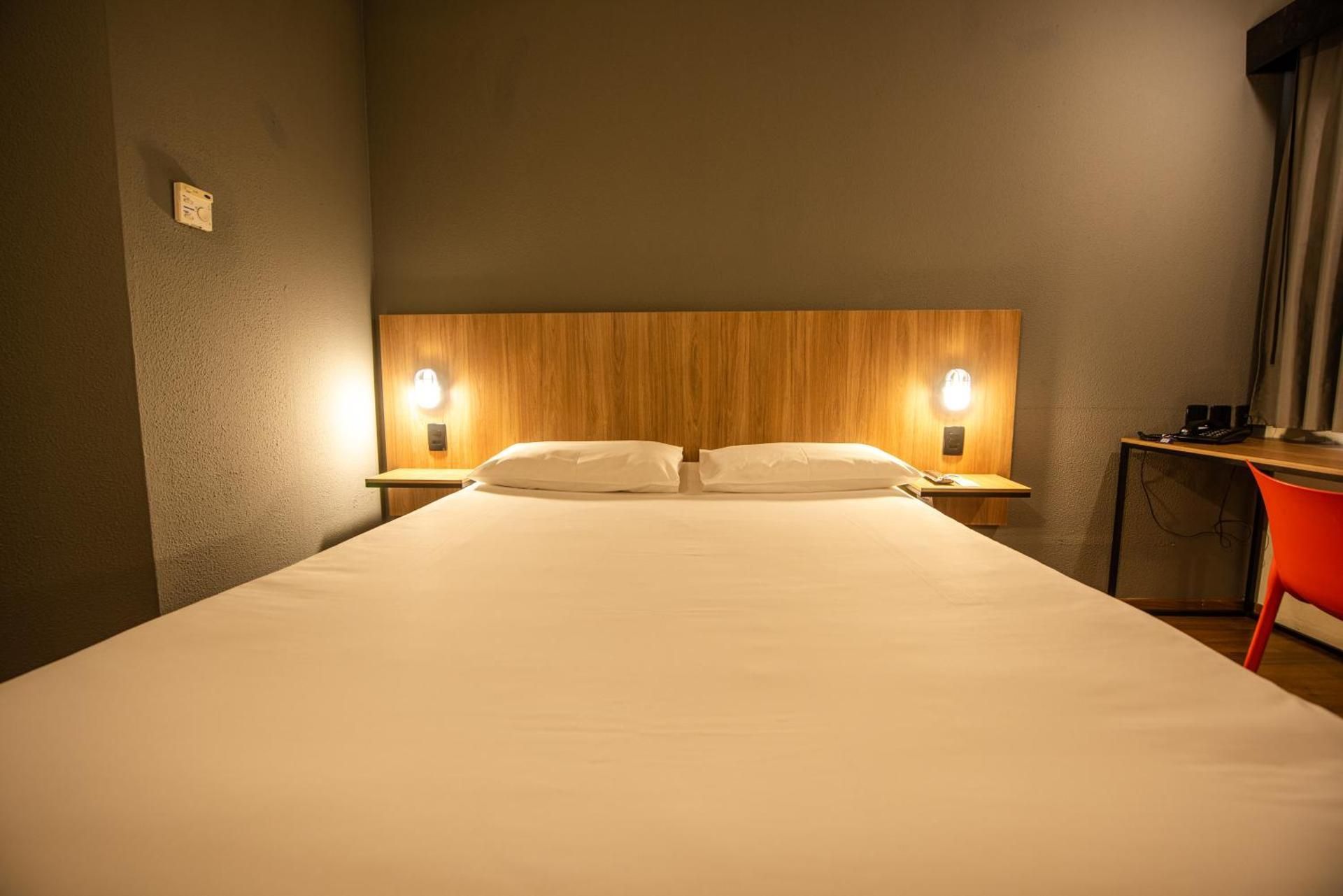 Standard room with a double bed