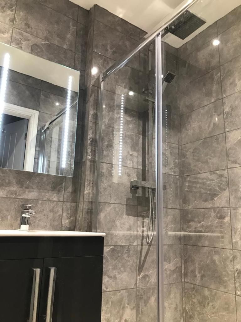 My Perfect Place Rooms & Apartments -Some rooms with Hot Tub- Free Parking Three-Bedroom Apartment 2