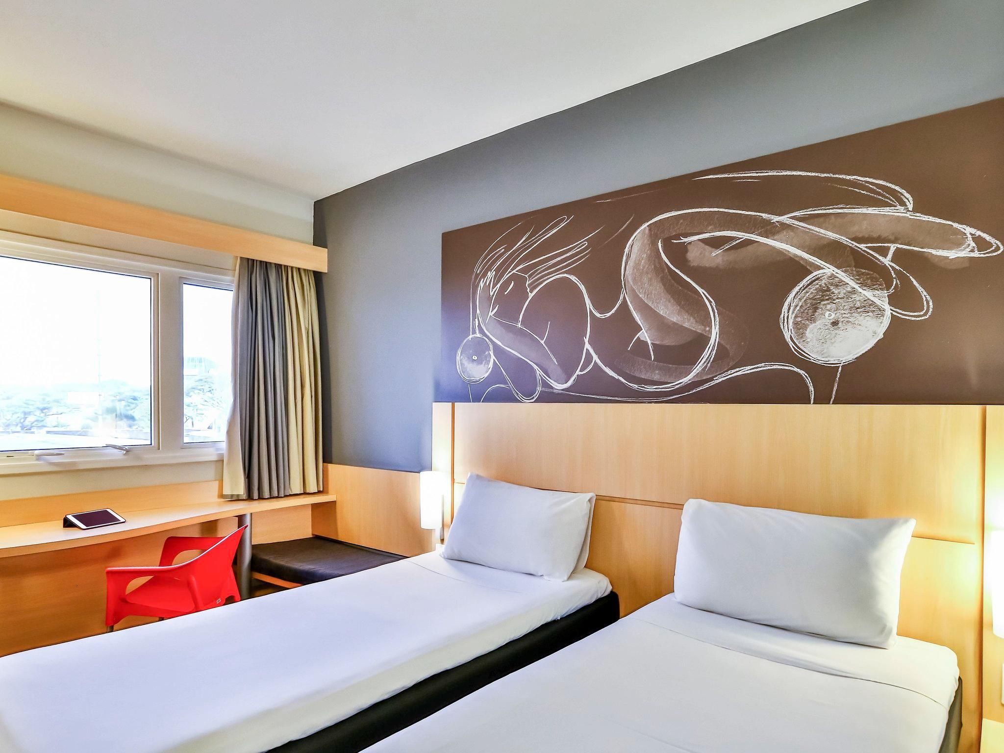 Superior Apartment - Twin Beds - on An Upper Floor Overlooking The Latif Sebba Viaduct