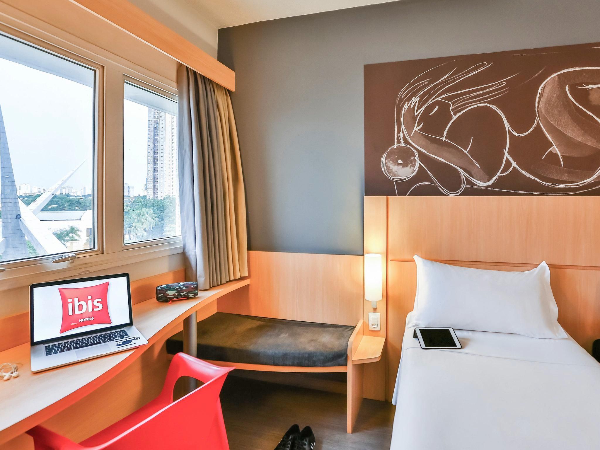 Superior Apartment - Twin Beds - on An Upper Floor Overlooking The Latif Sebba Viaduct