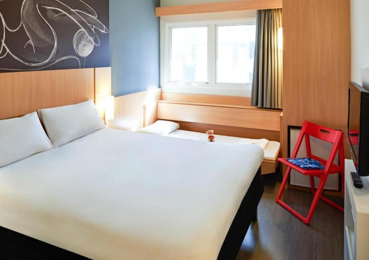 Standard Queen Room with Child Bed