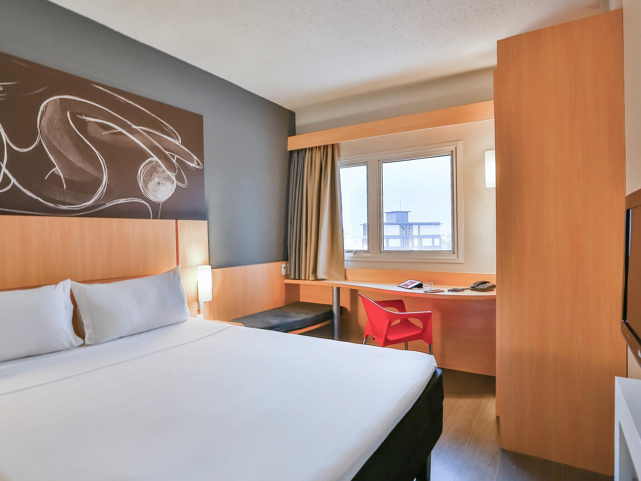 Superior Apartment - Queen-Size Bed - on An Upper Floor Overlooking The Latif Sebba Viaduct