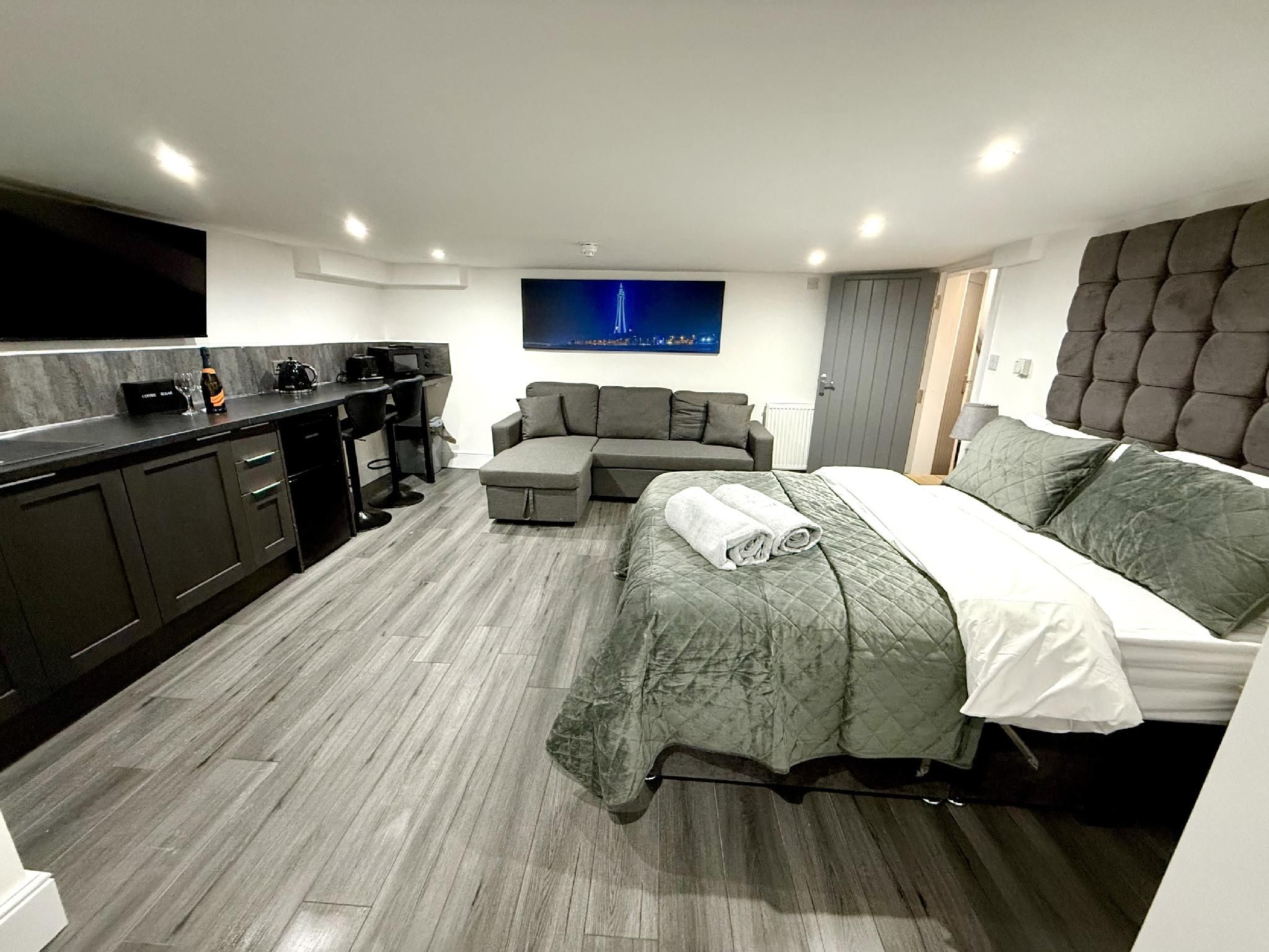 hornby luxury suites basement suite height restriction 6" shower room 2