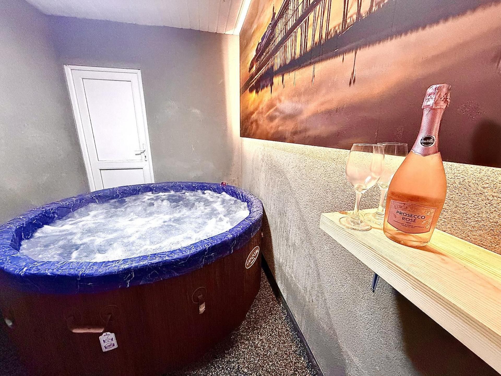 Delux suite with hot tub room