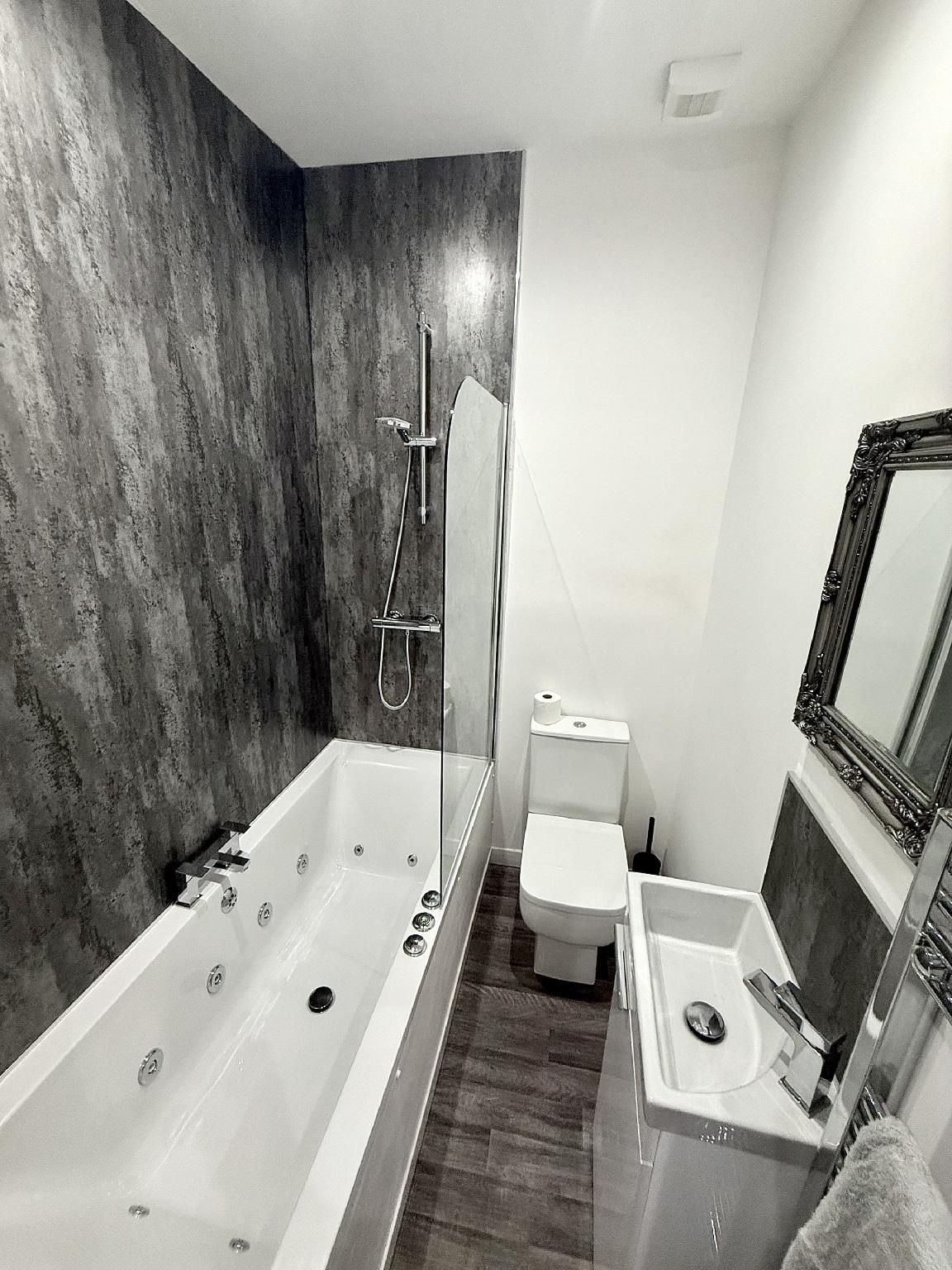 Standard-Suite-Ensuite with Jet bath