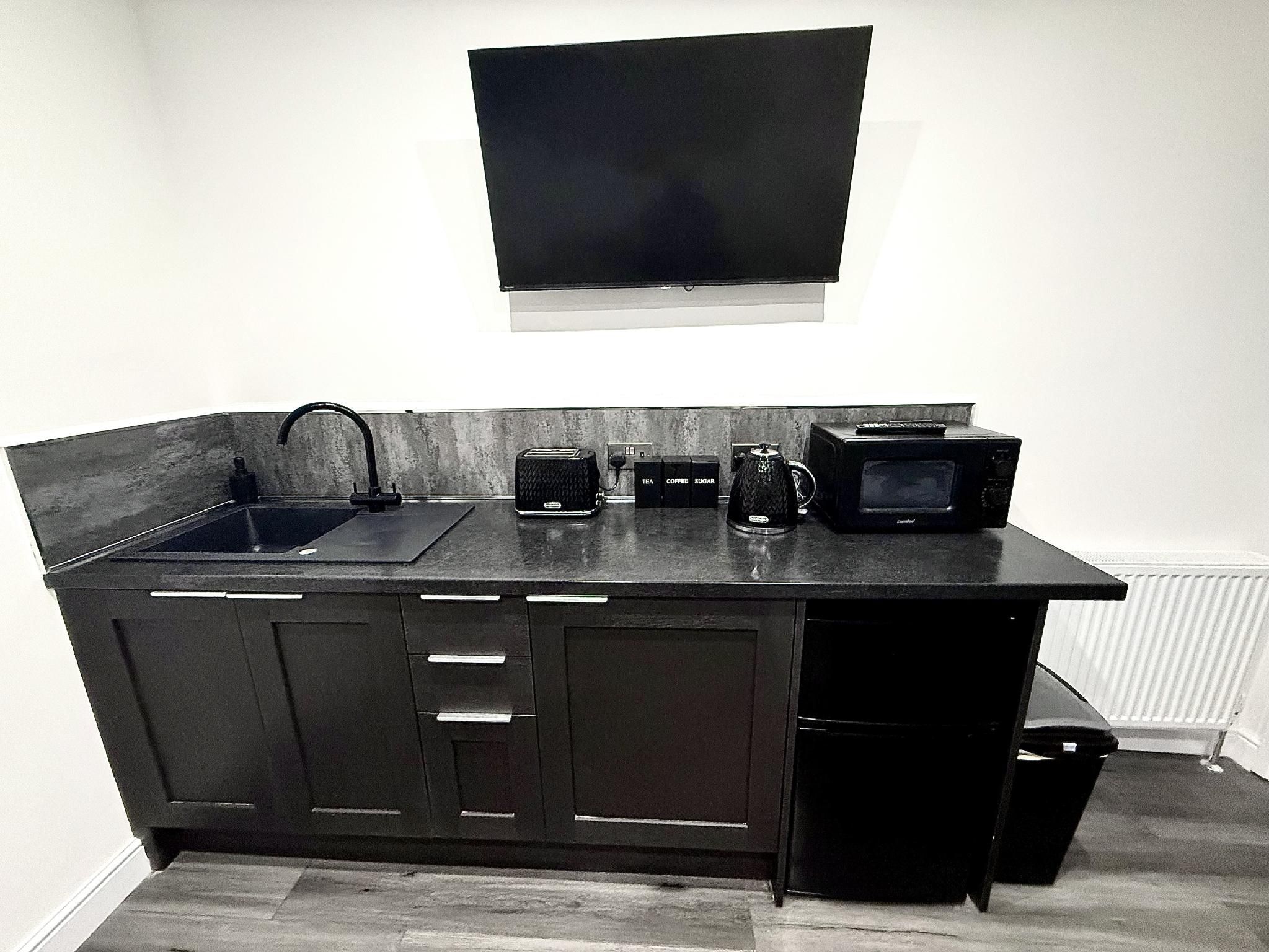 Deluxe-Suite-hottub room-Ensuite with Shower