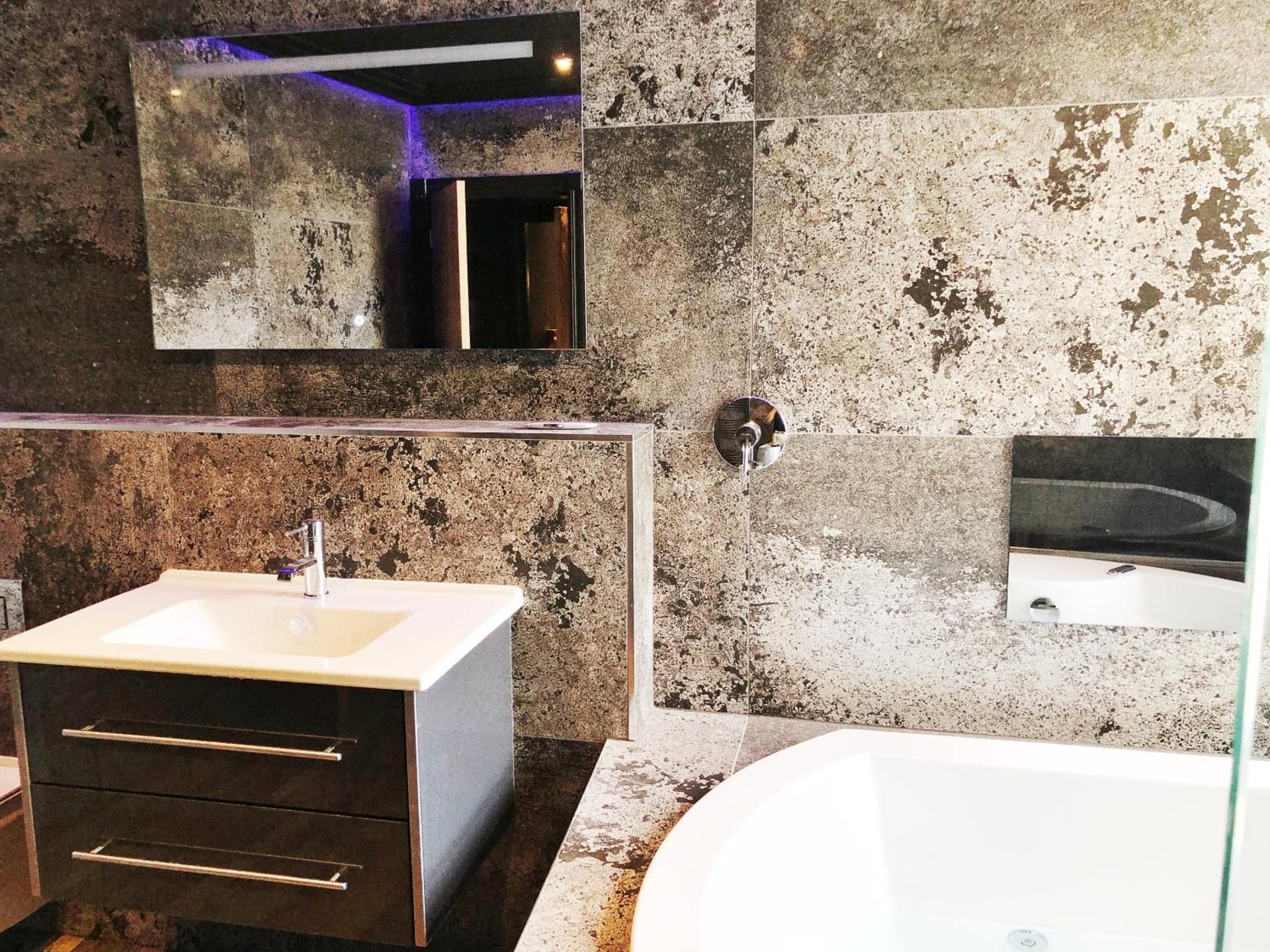 The Residence Sasco Apartments One-Bedroom Apartment with Spa Bath 2