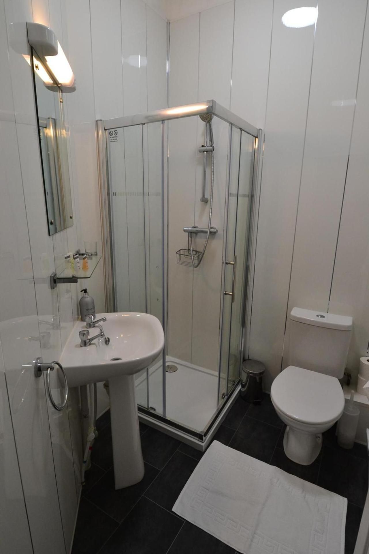 Twin Room with Shower