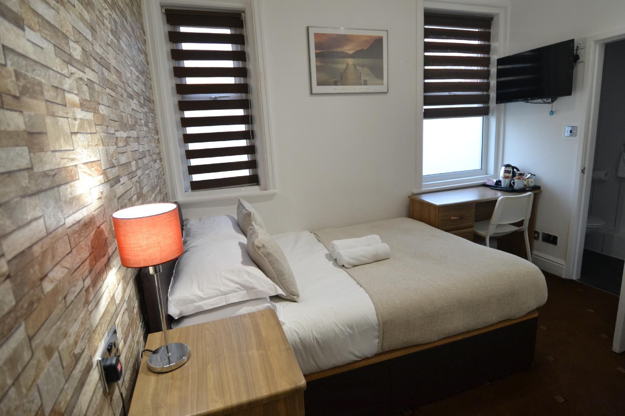 Hotel 33 Double room-Standard-Ensuite with Shower