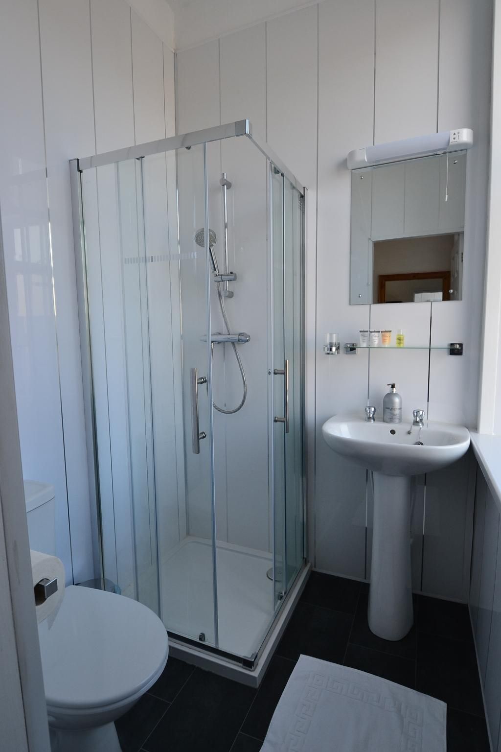 Hotel 33 Double room-Standard-Ensuite with Shower 3