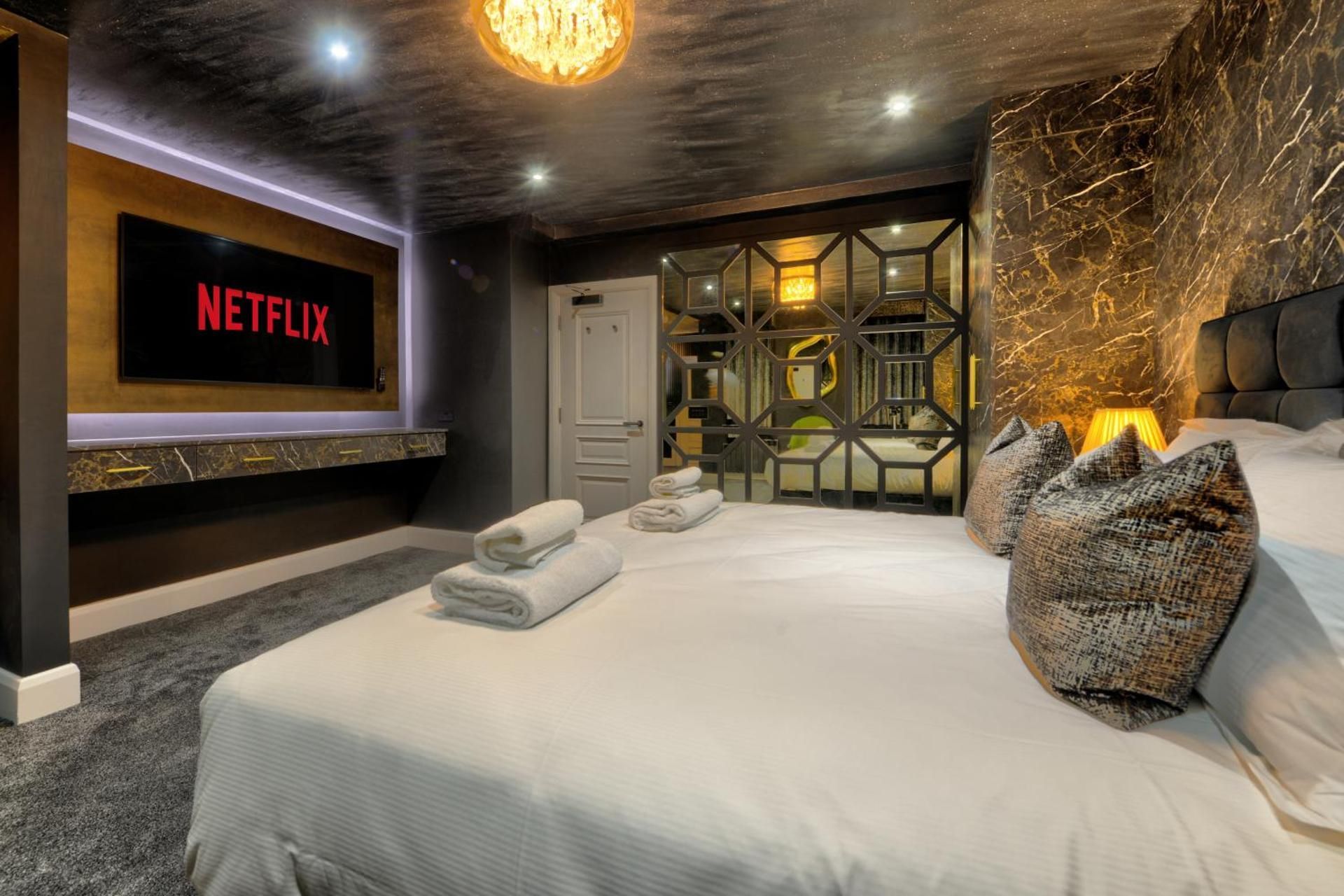 Swish Luxury Holiday Apartments Two-Bedroom Apartment 3