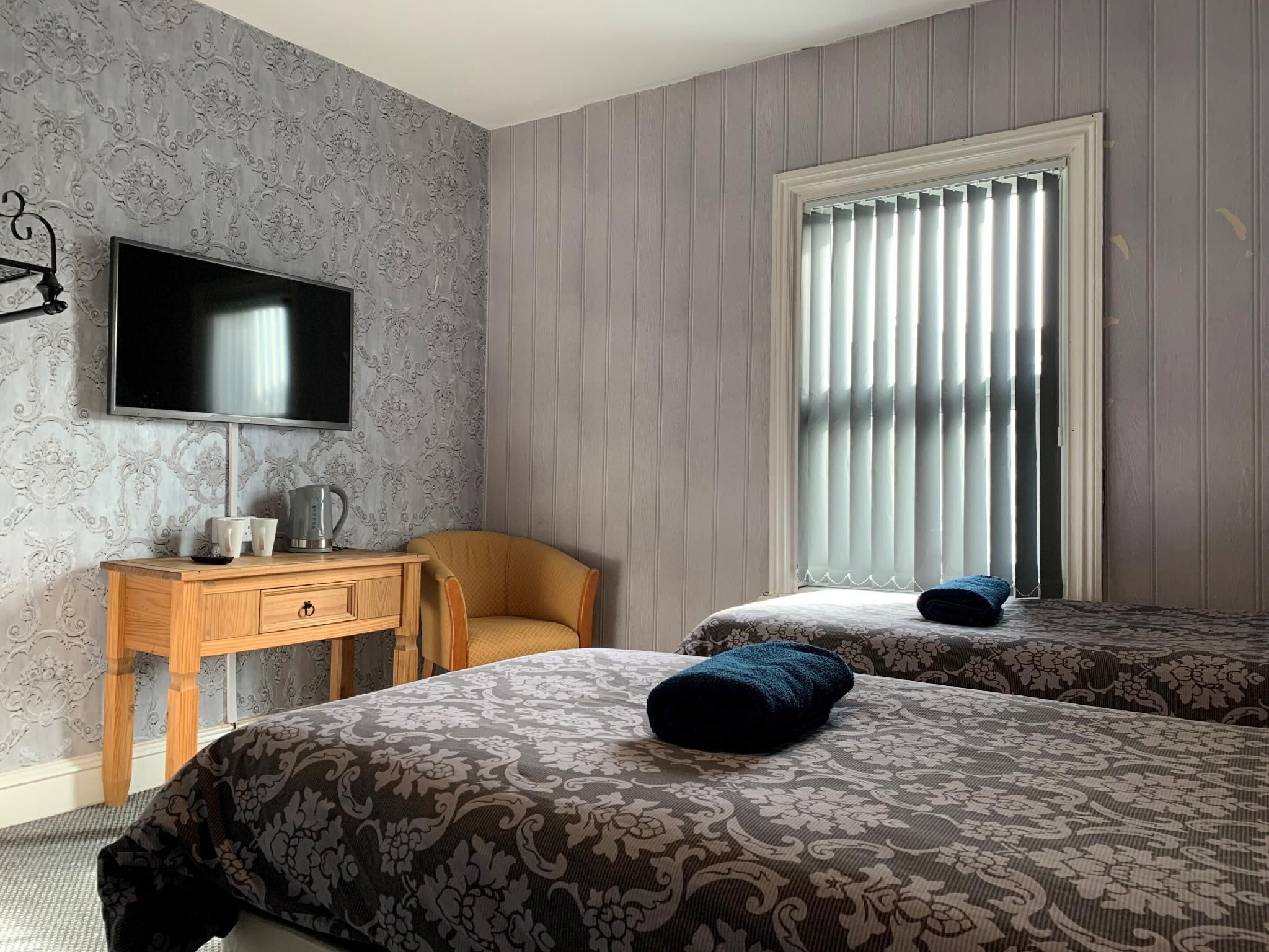 Twin room-Standard-Ensuite with Shower