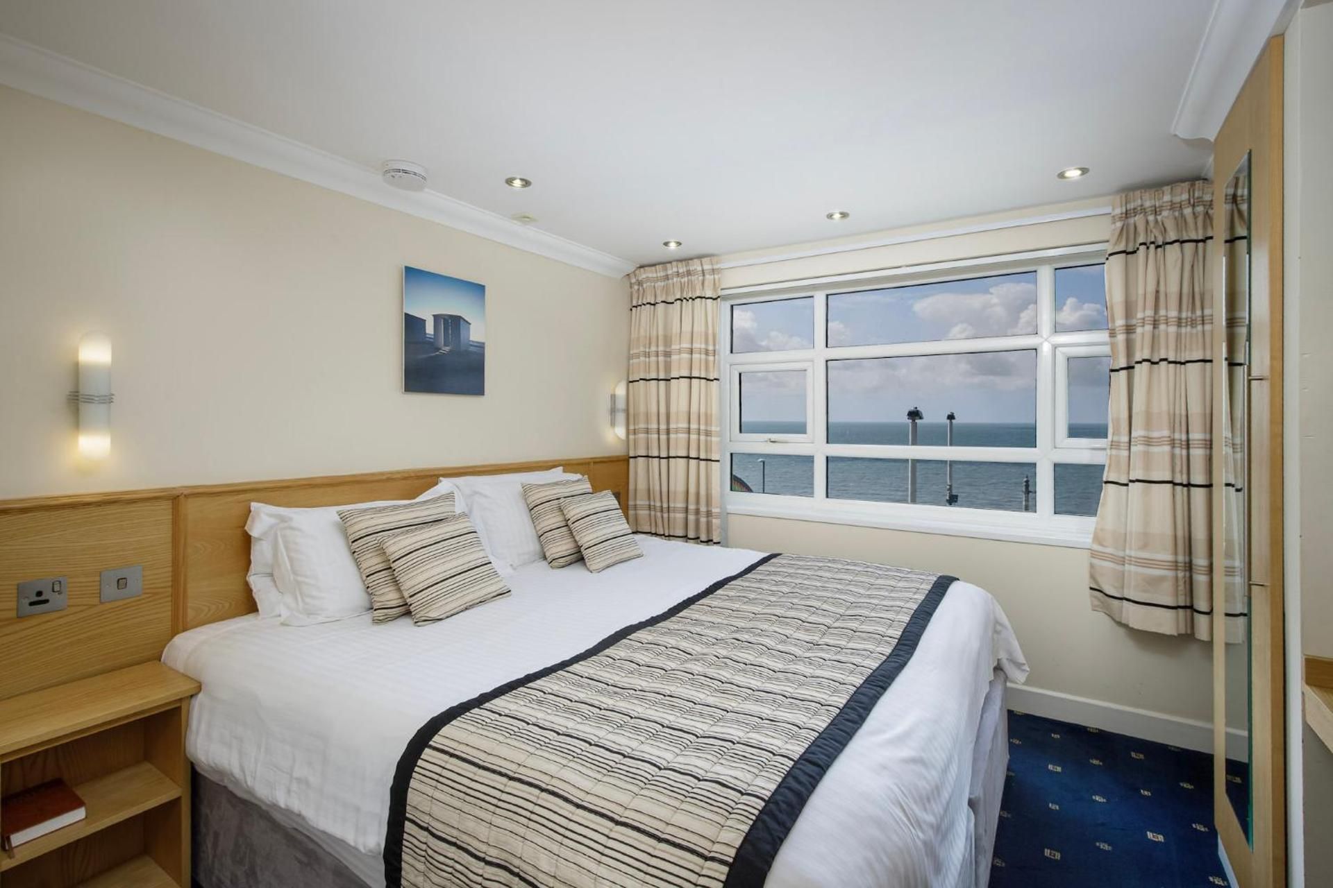 09 One-Bedroom Apartment with Sea View