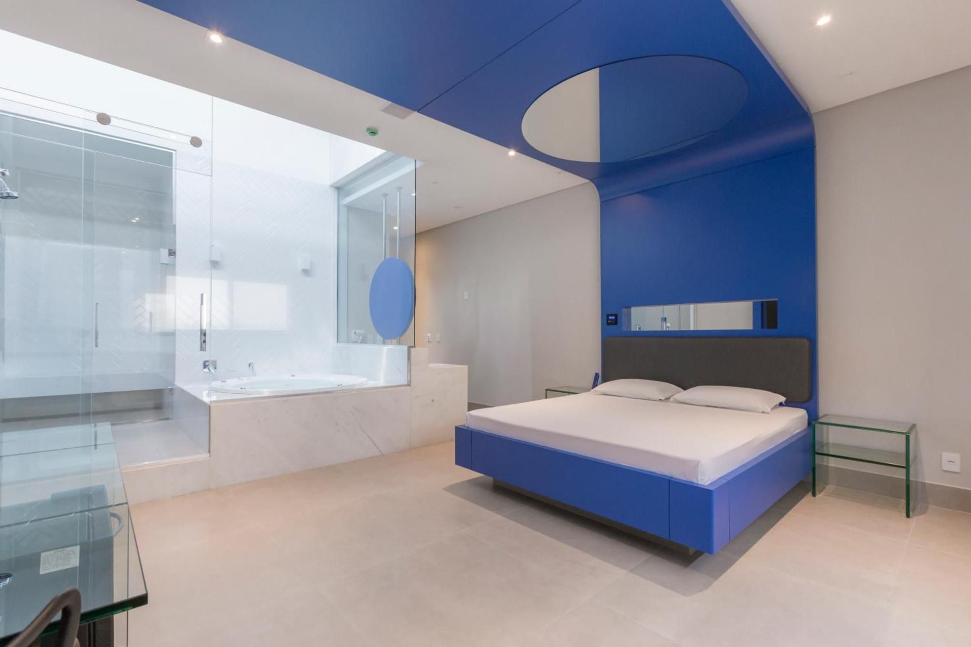 Queen Suite with Spa Bath