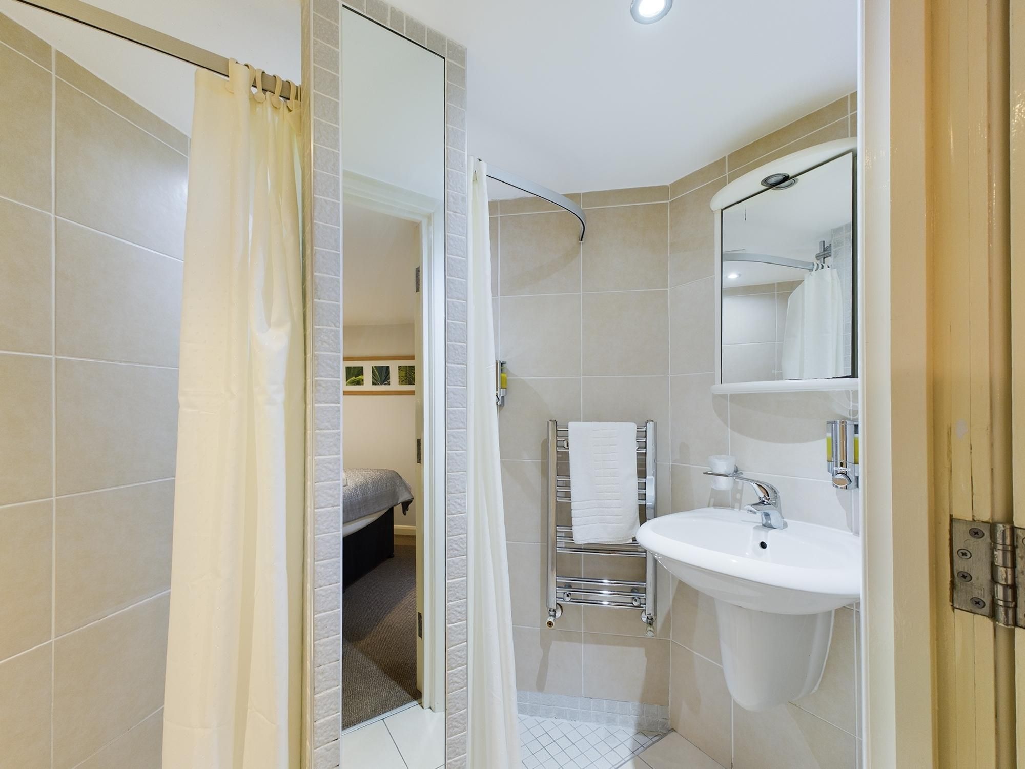 Apartment-Executive-Ensuite with Shower-Garden View-Decked Patio Area