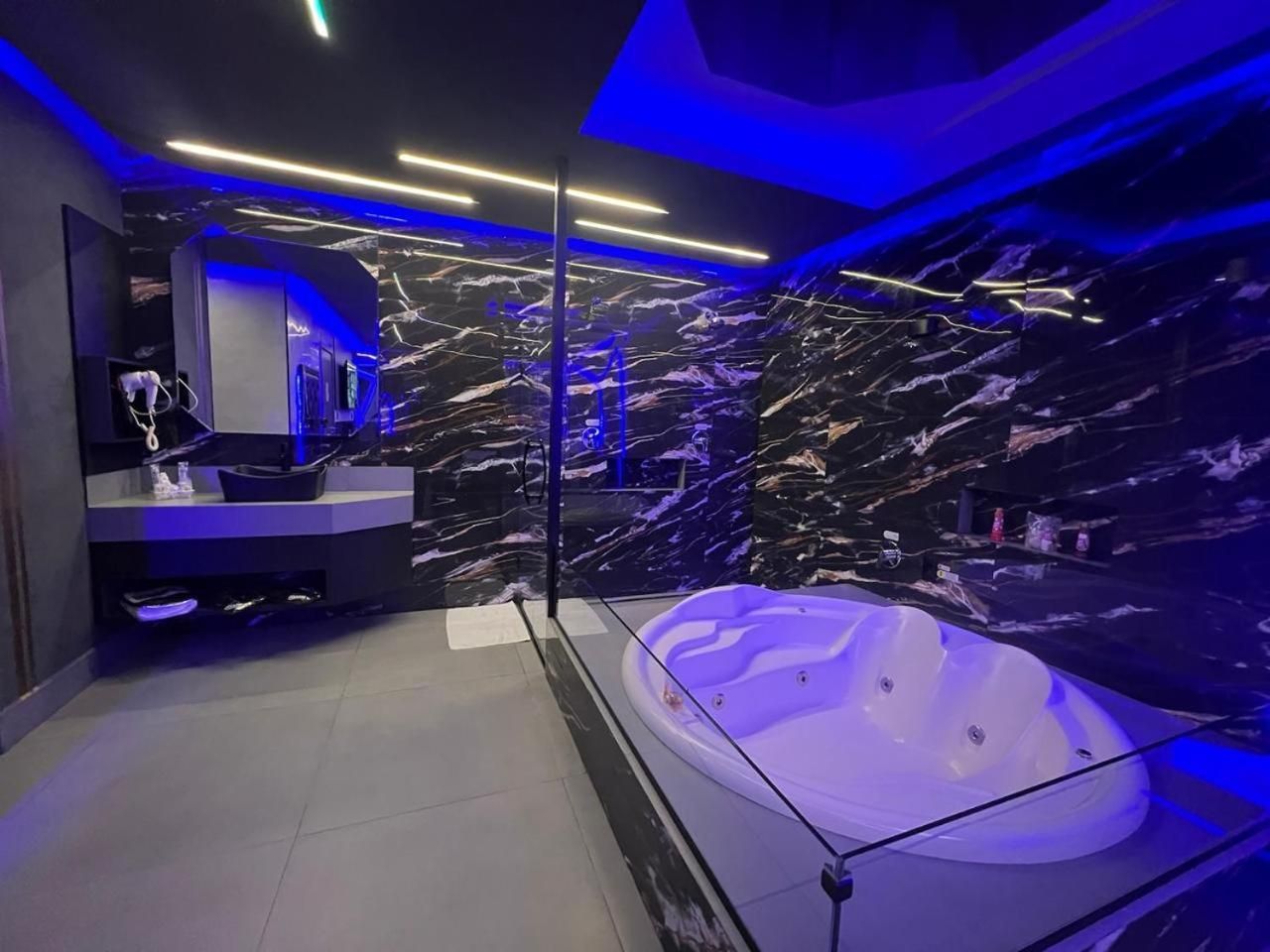 Deluxe King Suite