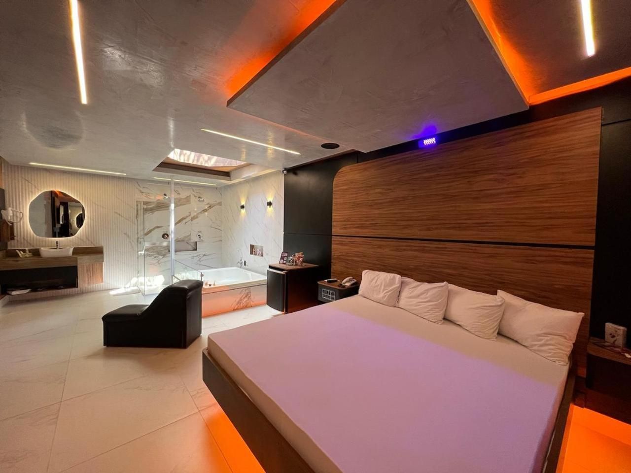 Deluxe Suite with Spa Bath