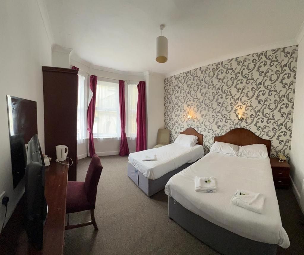Family Room (2 Adults + 1 Child)