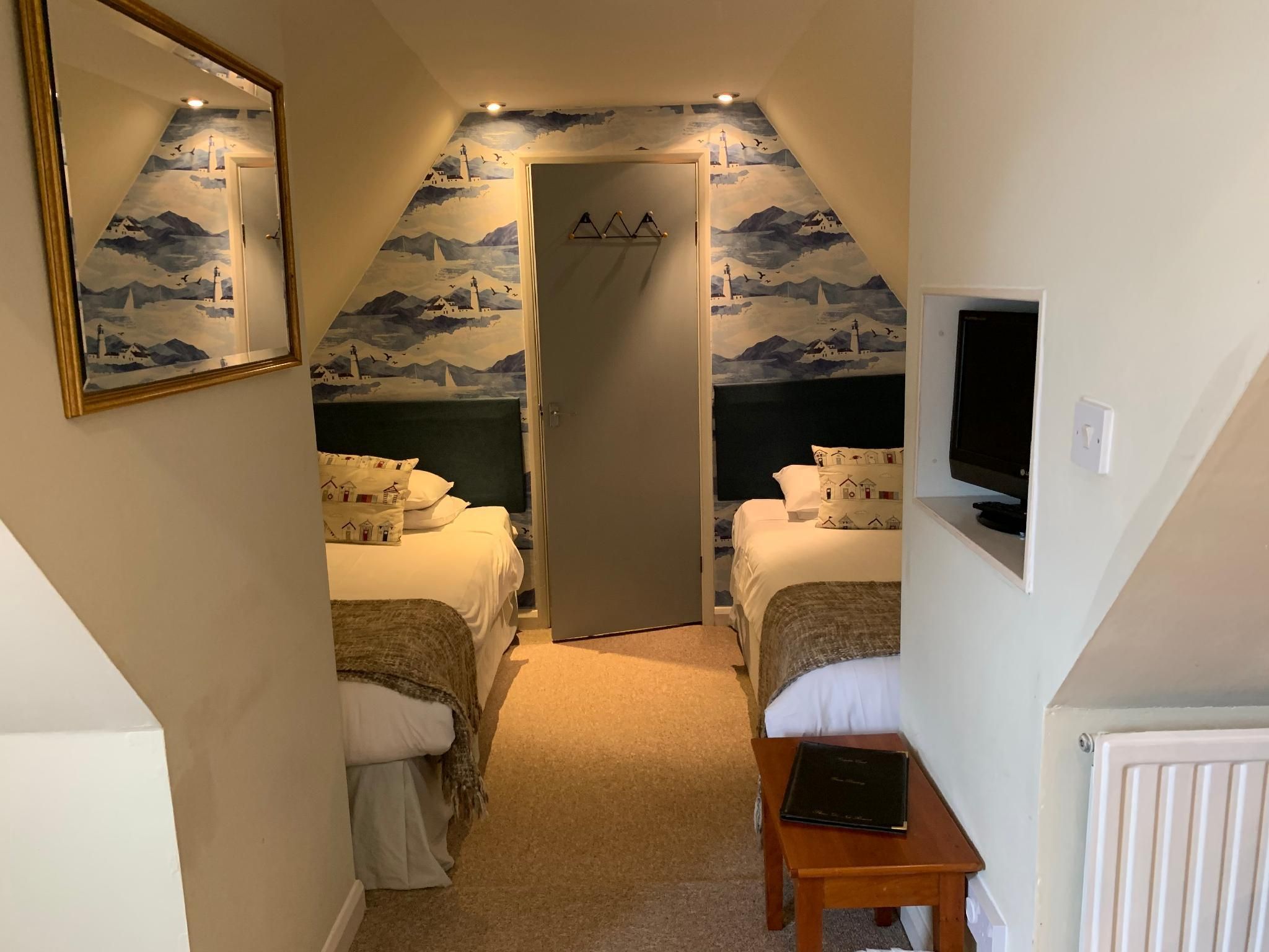Family 4-Family room-Ensuite