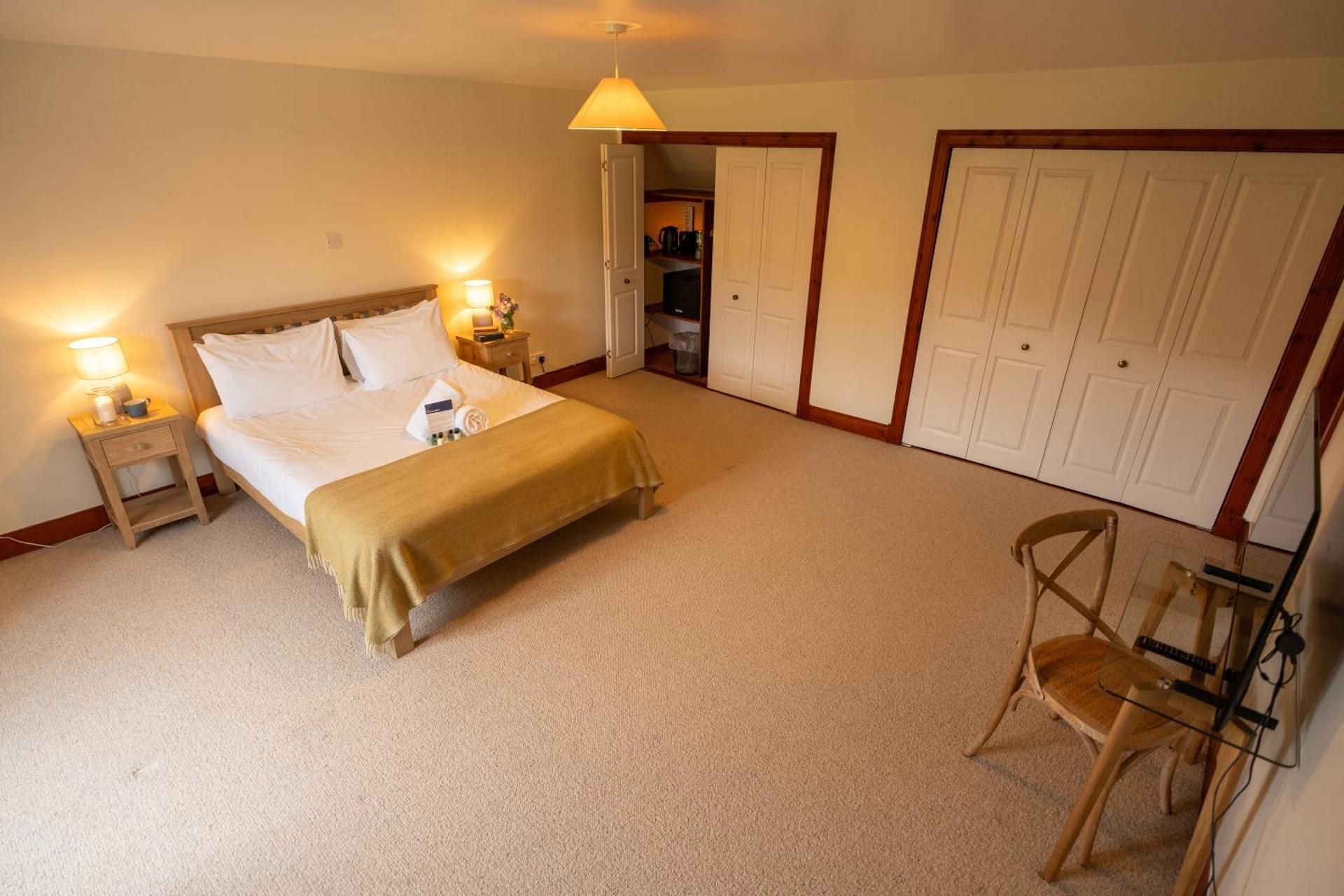 Woodlands House with Hot Tub Superior King Room 2