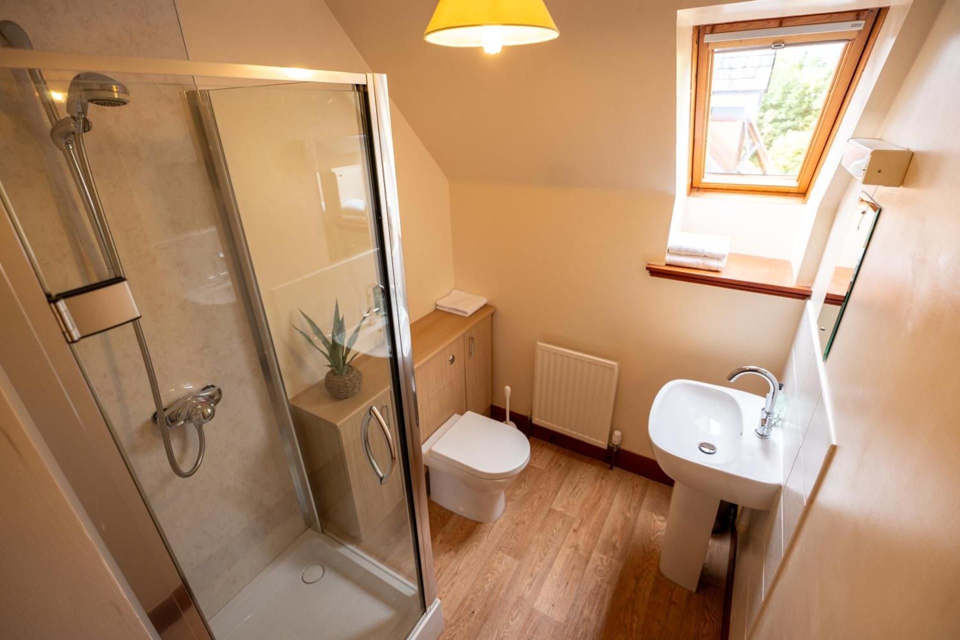 Woodlands House with Hot Tub King Room 3