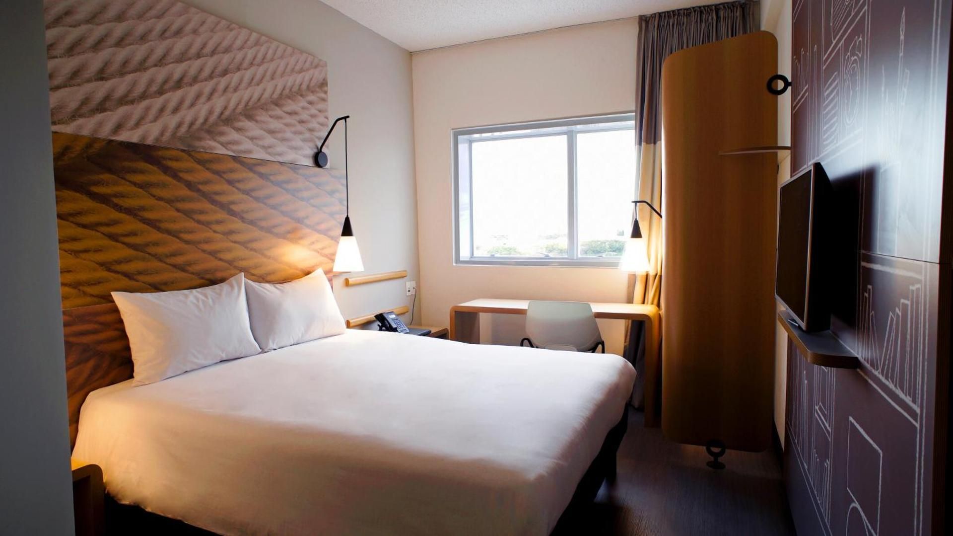 Standard room adapted with a double bed