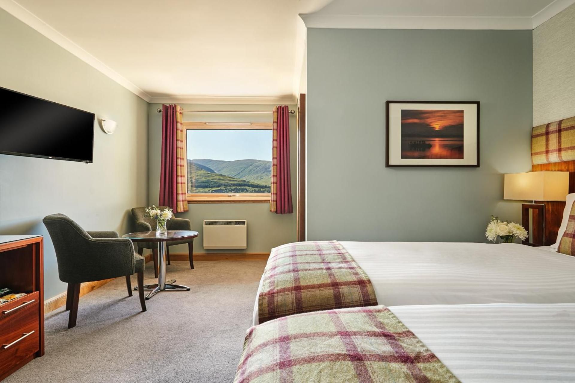 Clan Macduff Hotel Twin Room with View