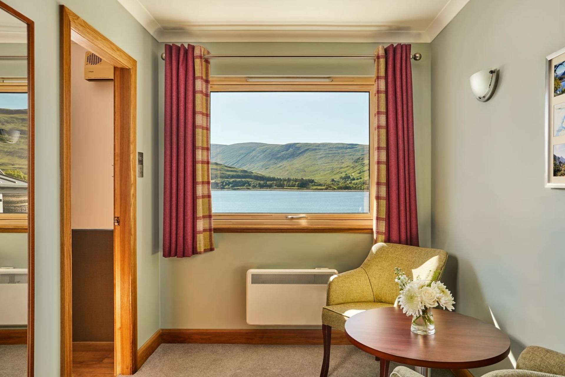 Clan Macduff Hotel Twin Room with View 3