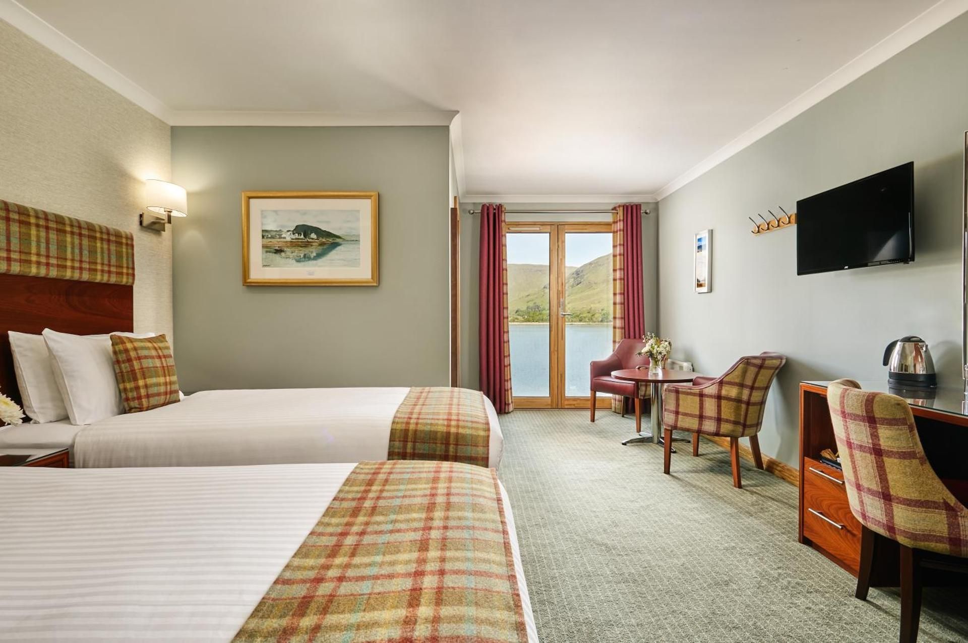 Clan Macduff Hotel Deluxe Triple Room with Sea View 2