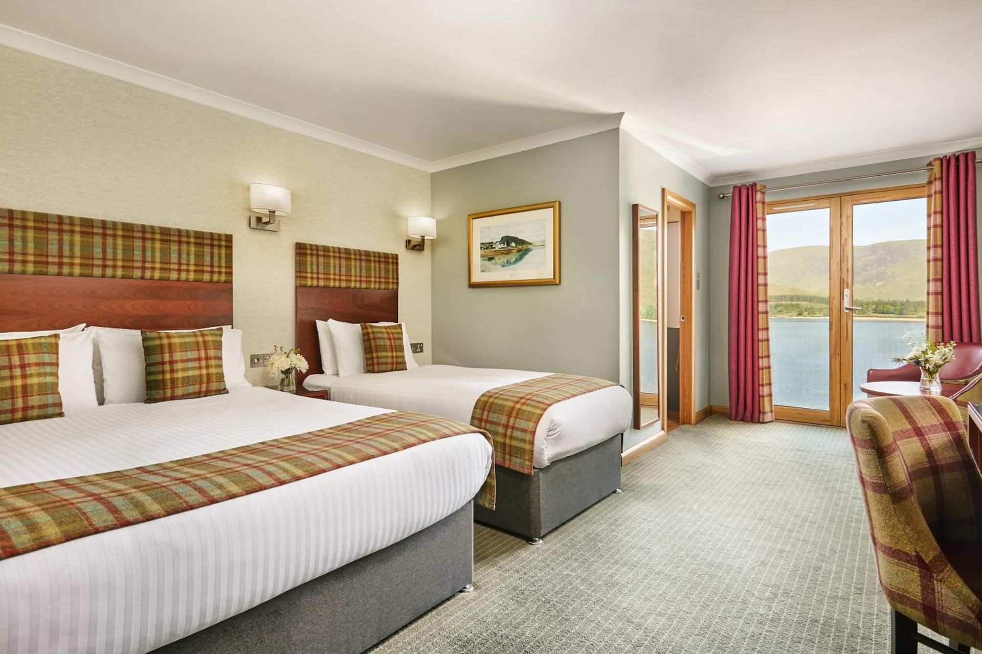 Clan Macduff Hotel Deluxe Triple Room with Sea View