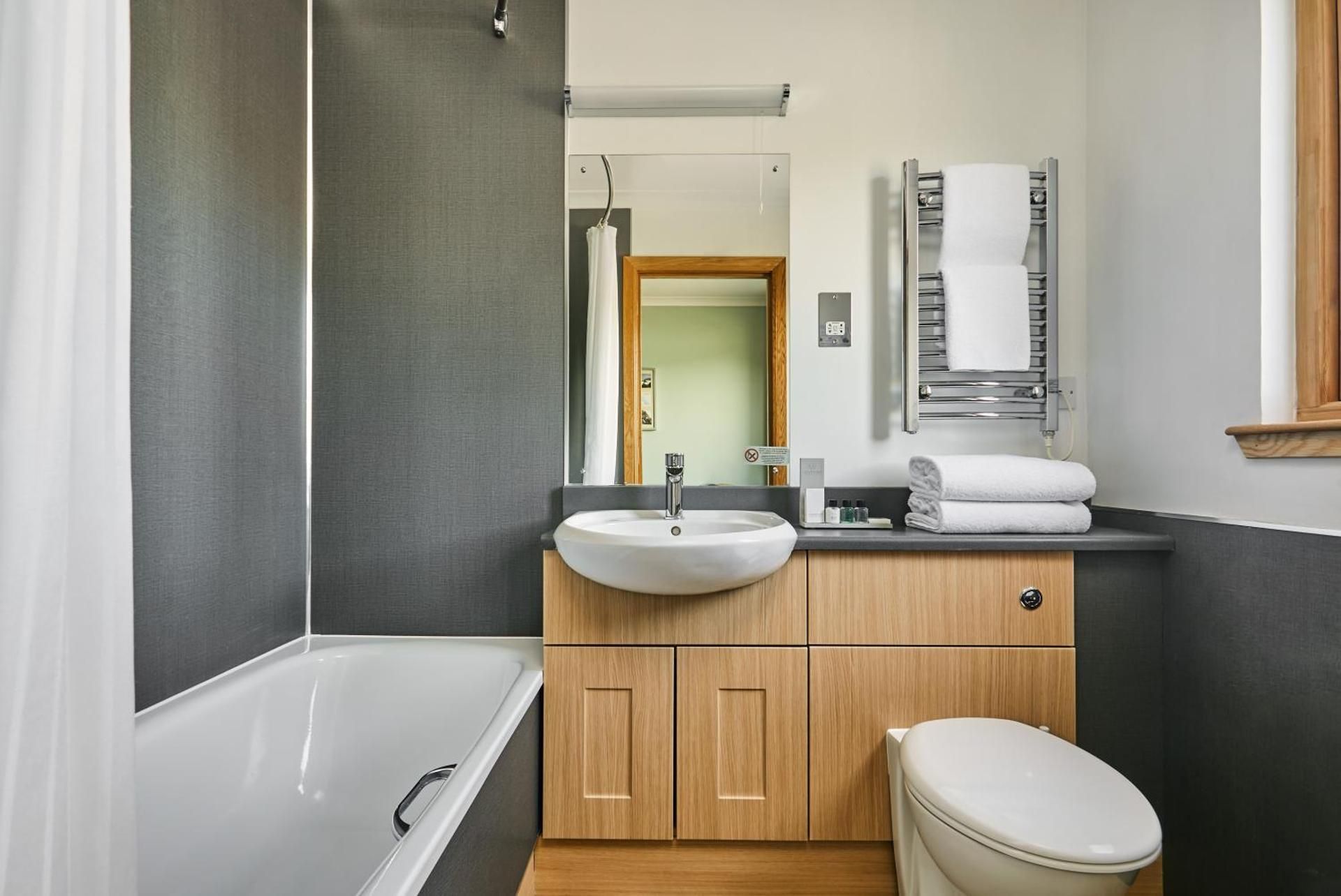 Clan Macduff Hotel Twin Room with View 2