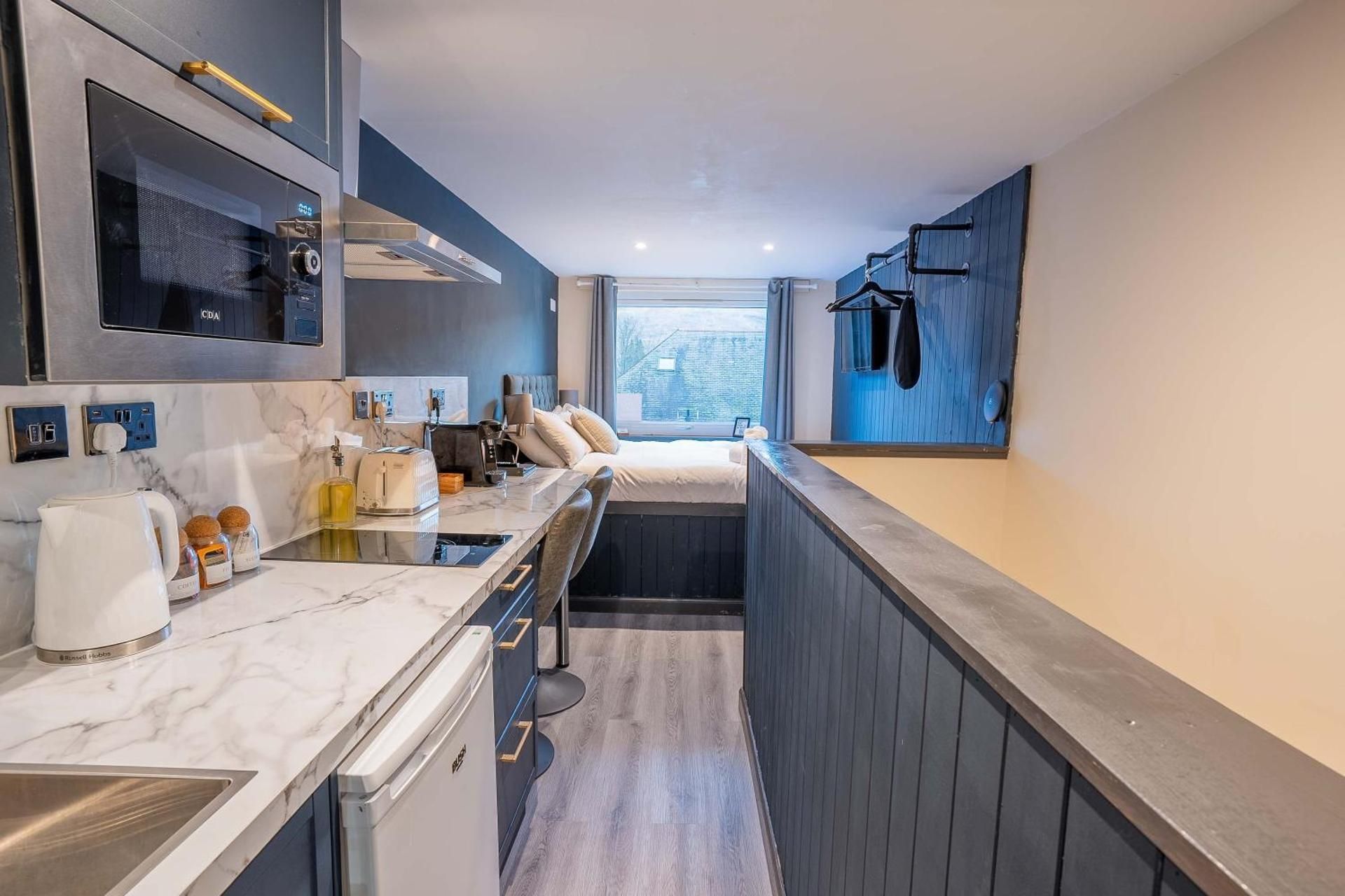 Sutherland mini apartments Deluxe Double Room with Side Sea View