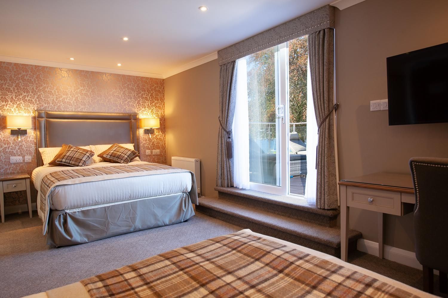 Lochiel Villa Guest House Family Room with Lake View