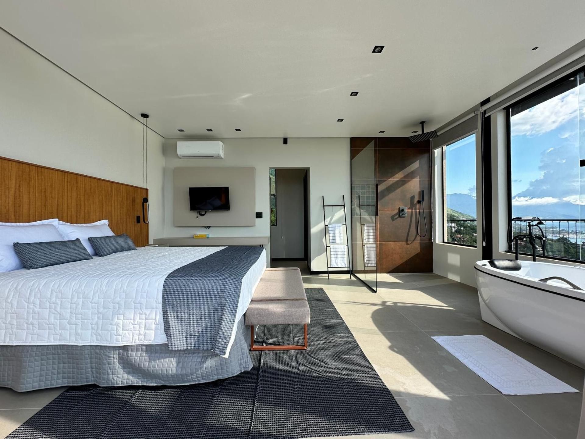 Deluxe Suite with Spa Bath